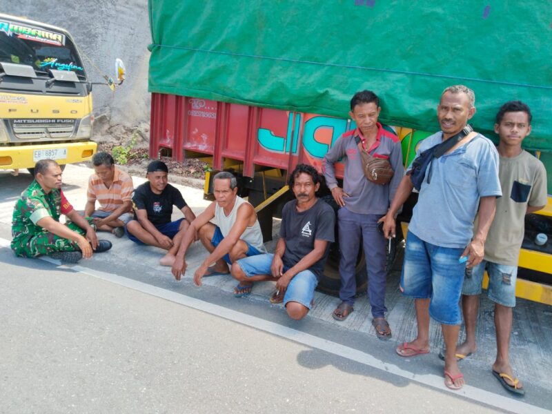 TNI Terdepan, Babinsa Koramil 1602-01 Sambangi Masyarakat Sopir Truk
