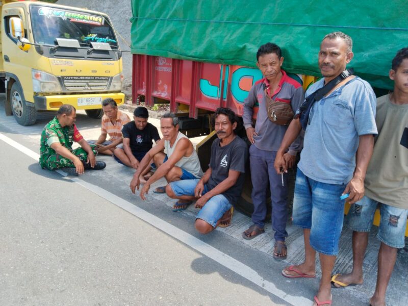 Babinsa Ende Lakukan Monitoring dan Komunikasi Sosial di Jalan Imam Bonjol