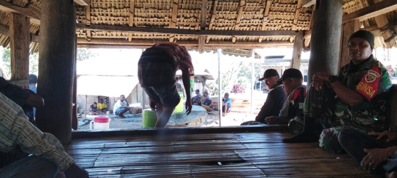 Babinsa Kodim 1602/Ende Pantau Kamtibmas di Tengah Cuaca Hujan di Desa Roga