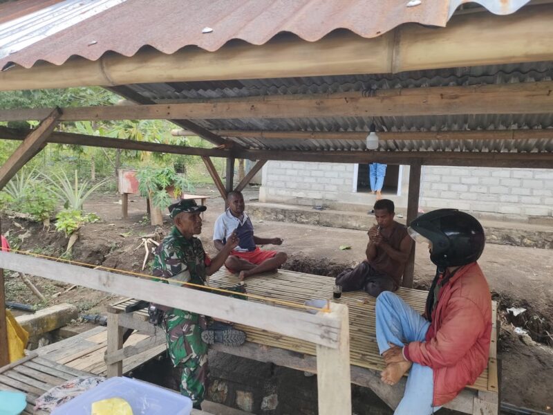 Babinsa Koramil 1602-01/Ende Perkuat Keamanan Wilayah di Dusun Kekadori