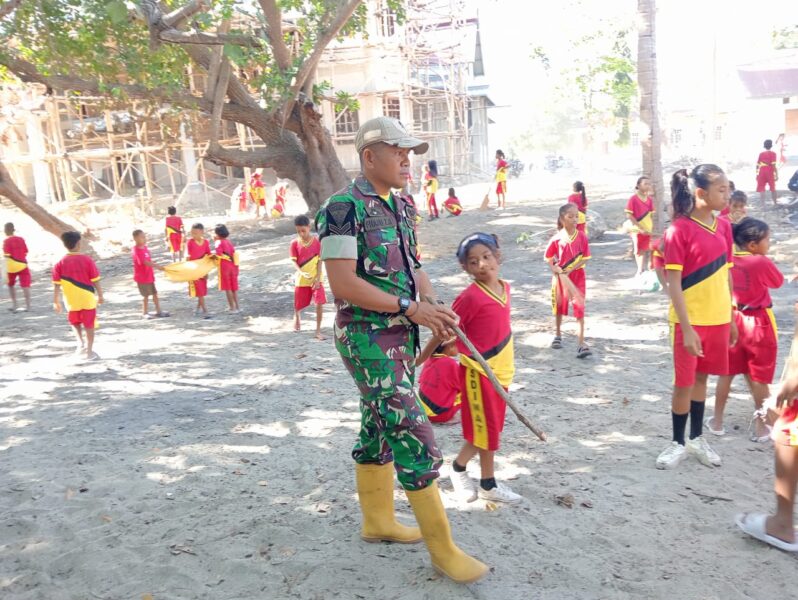 Babinsa Kodim 1602/Ende Dorong Semangat Gotong Royong Lewat Karya Bakti di Desa Maurole