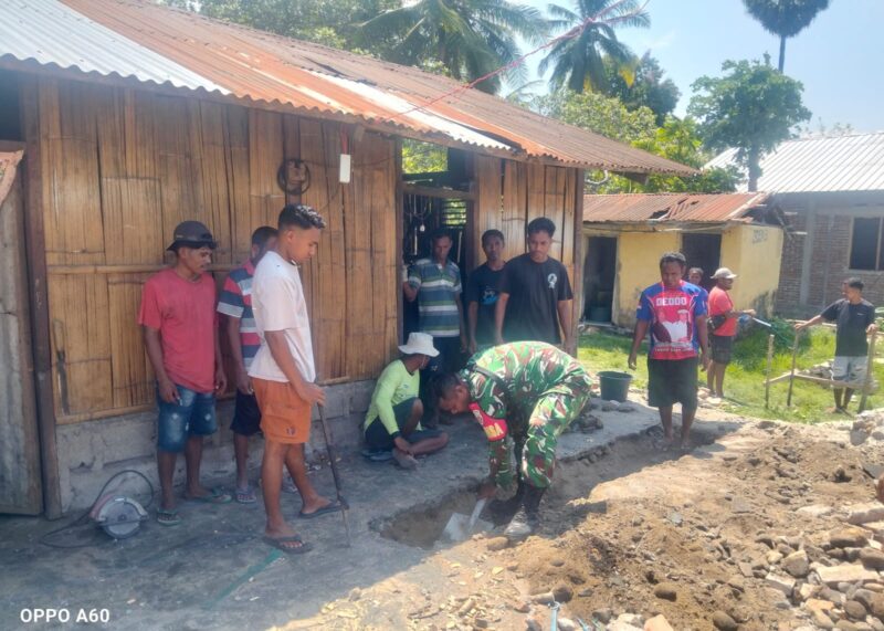 Babinsa Kodim 1602/Ende Gotong Royong Bangun Rumah Warga di Desa Otogedu