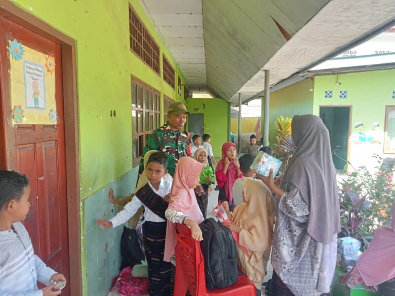 Sertu Damianus Kerhi Ajak Pelajar SD/MIS Fatimiyah Rajin Belajar Lewat Kegiatan Sosial TNI AD