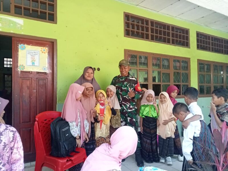 Babinsa Ende Hadir di SD/MIS Fatimiyah, Dorong Semangat Belajar Siswa di Hari Guru Nasional